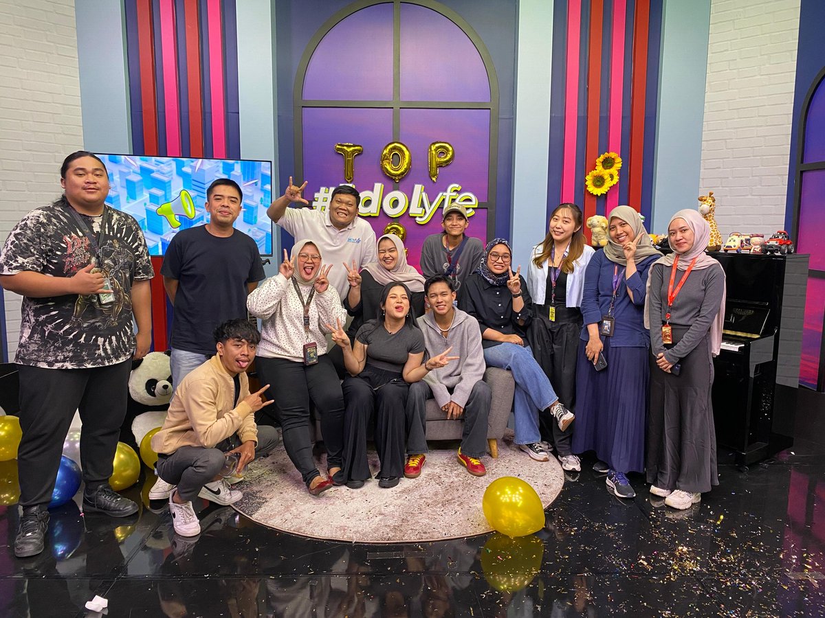 jryoga's tweet photo. Top 2 indonesian idol.
Enjoooy the shoooww....
Jalan terjal untuk menjadi seorang idola, tidak hanya seperti yang terlihat di depan layar kaca setiap senin kalian bernyanyi.
 Tapi di tempat ini kalian benar" di siapkan untuk menjadi seorang idola kelak.

#IndonesianIdolXIII https://t.co/aEgOix0Gqv