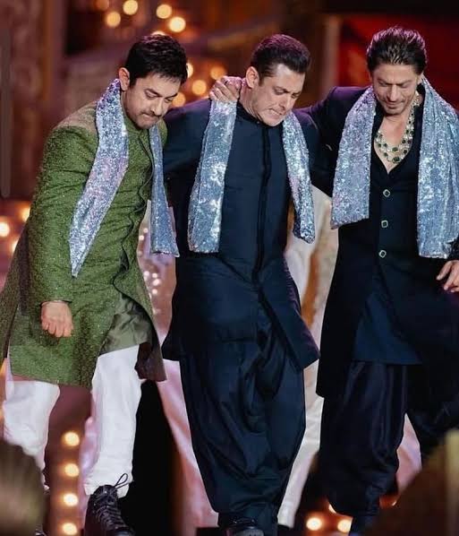 मैं ईश्वर की शपथ लेता हूँ कि 

जिन बॉलीवुड वालों ने हमारी सेना के पराक्रम और वीरता पर एक शब्द नहीं कहा मैं इनकी कोई भी फ़िल्म नहीं देखूंगा।

खास तौर पर इन तीनों की तो बिल्कुल नहीं जिन्होंने भारतीय सेना के लिए एक शब्द नहीं कहा। भारत माता की जय 🇮🇳