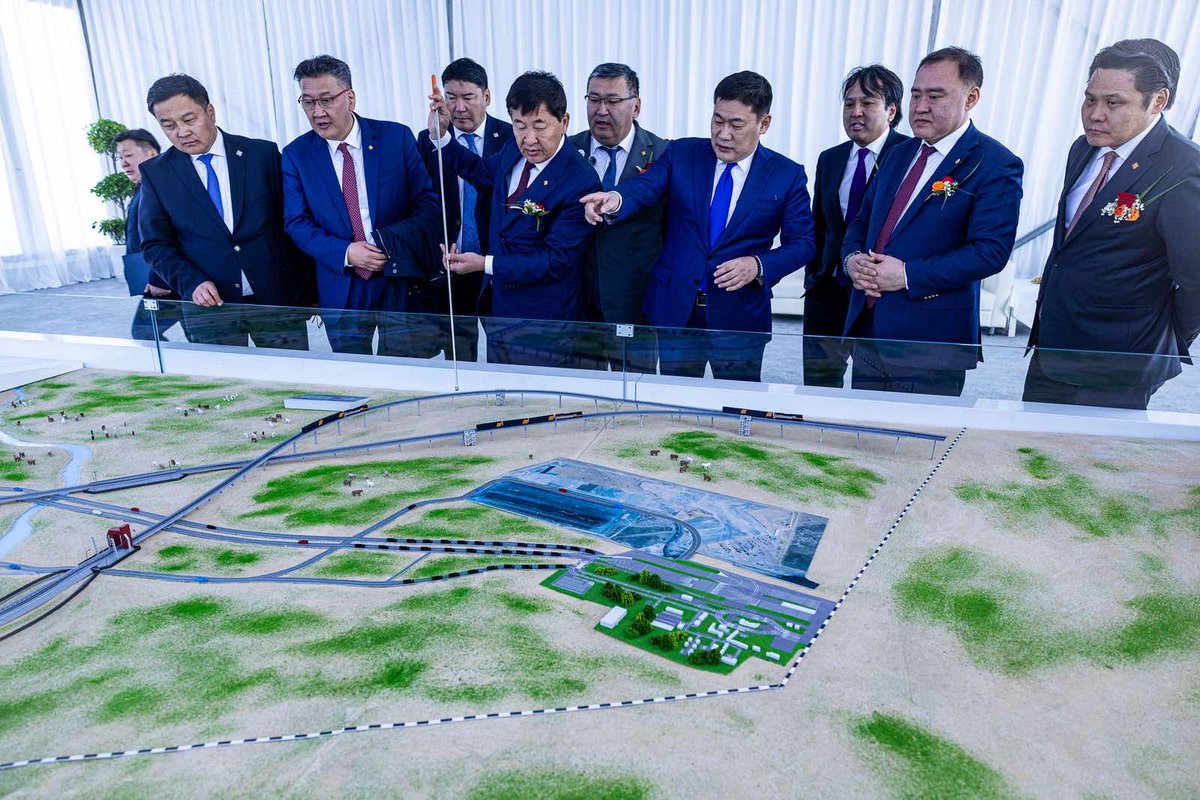 Гашуунсухайт-Ганцмод хил дамнасан төмөр зам нь 1-р зэрэглэлийн, 1520 мм өргөн цариг, 1435 мм нарийн царигийн хос замтай, гол замын урт 19,5 км, 8-31 метр өндөр дан болон хос замтай гүүрэн байгууламжтай, өргөн царигаар жилд 30 сая.тонн, нарийн царигаар жилд 10 сая.тонн ачаа