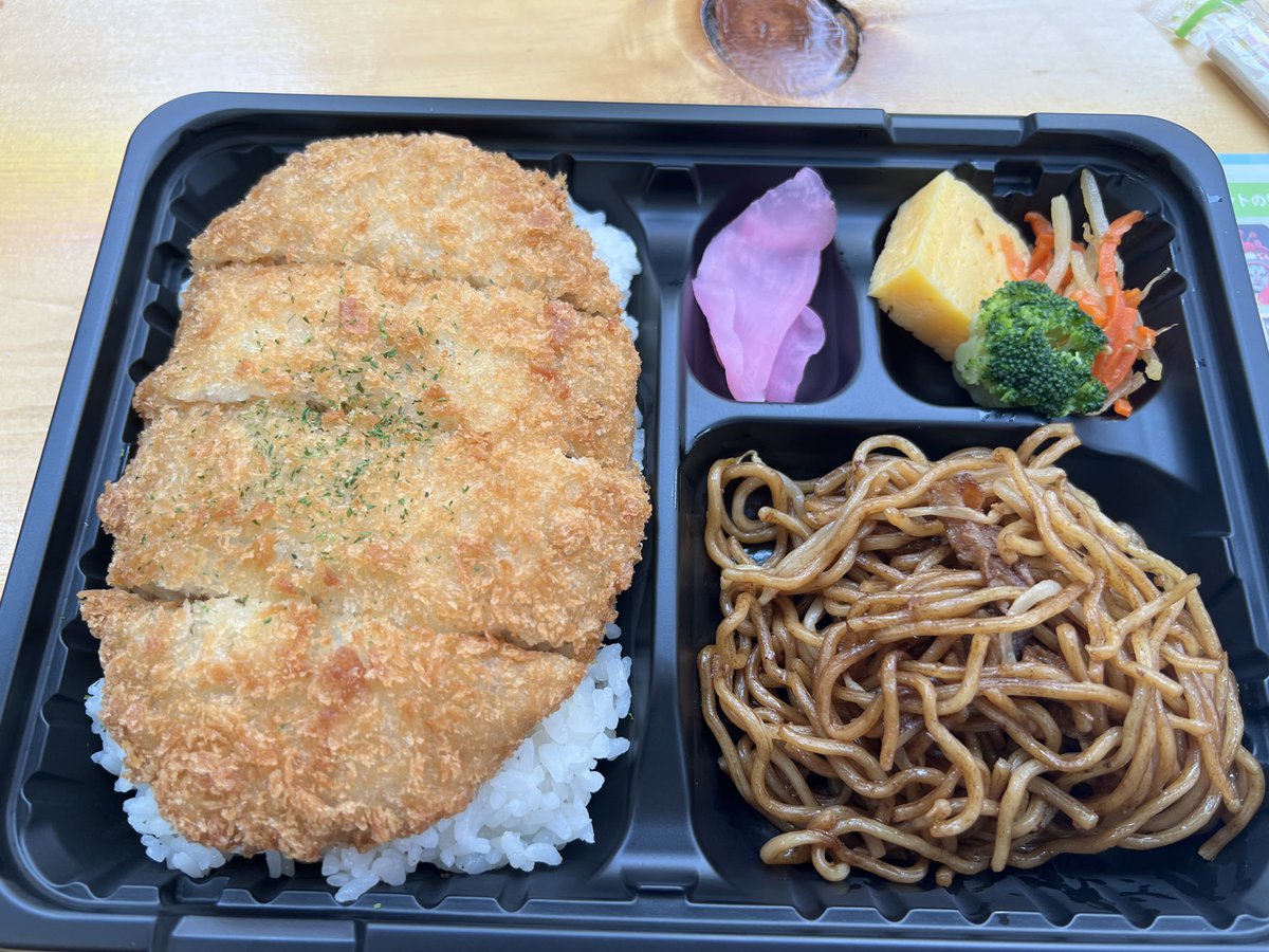 ミンナカ 東池袋店。気になってたので来店。
コロッケ弁当食べたけどこのボリュームで298円は安すぎないかい？
イートインで食べれる手作り弁当も良き🙆‍♀️店内ボリュームは既存コンビニには負けるけど雰囲気は好きだなぁ。
頑張って欲しい‼️