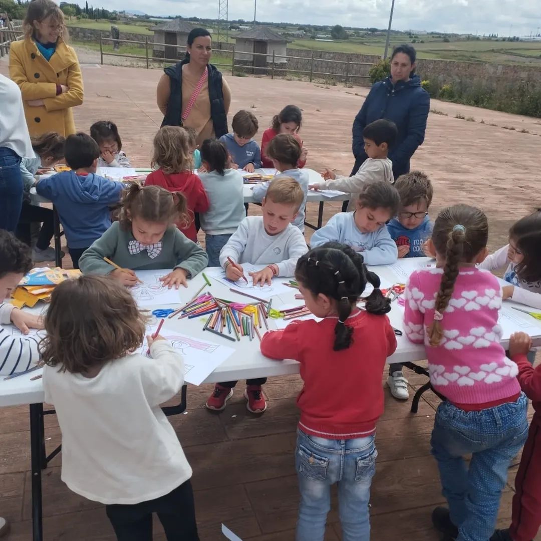14007246P's tweet photo. El pasado viernes nuestros alumnos/as de 4 y 5 años, junto con sus tutoras y las familias, visitaron el Museo de Historia Local de nuestra localidad. De la mano de Mariví y de Eva, descubrimos los tesoros que en él se guardan  y realizamos talleres relacionados con Egipto. https://t.co/kjMGd0Ouyh