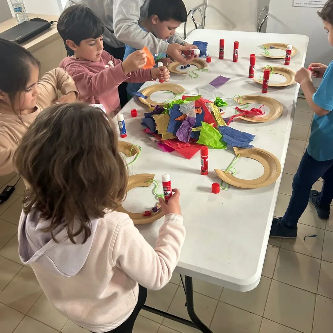 14007246P's tweet photo. El pasado viernes nuestros alumnos/as de 4 y 5 años, junto con sus tutoras y las familias, visitaron el Museo de Historia Local de nuestra localidad. De la mano de Mariví y de Eva, descubrimos los tesoros que en él se guardan  y realizamos talleres relacionados con Egipto. https://t.co/kjMGd0Ouyh