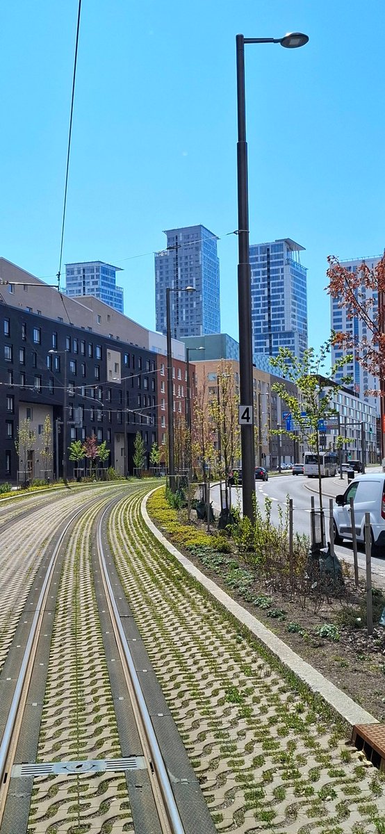 markomainio's tweet image. Pilvenpiirtäjien katveessa Kalasatamassa. Tiesitkös, että Kalasatamassa sijaitsee eräät Helsingin korkeimmat rakennukset, myös se kaikista korkein. 

Majakka: 134 m. Valmistusvuosi: 2019. #skycraper #kalasatama #pilvenpiirtäjä #citylandscape