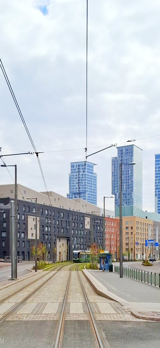 markomainio's tweet image. Pilvenpiirtäjien katveessa Kalasatamassa. Tiesitkös, että Kalasatamassa sijaitsee eräät Helsingin korkeimmat rakennukset, myös se kaikista korkein. 

Majakka: 134 m. Valmistusvuosi: 2019. #skycraper #kalasatama #pilvenpiirtäjä #citylandscape