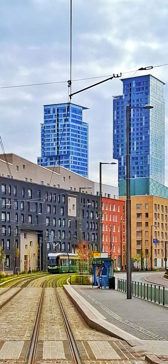 markomainio's tweet image. Pilvenpiirtäjien katveessa Kalasatamassa. Tiesitkös, että Kalasatamassa sijaitsee eräät Helsingin korkeimmat rakennukset, myös se kaikista korkein. 

Majakka: 134 m. Valmistusvuosi: 2019. #skycraper #kalasatama #pilvenpiirtäjä #citylandscape