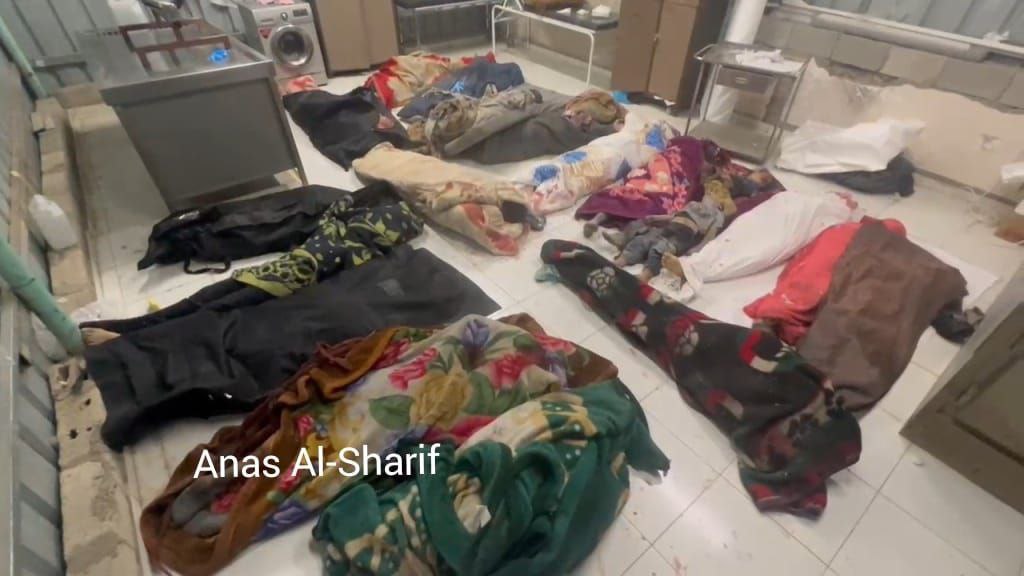 تتكدس جثث الشهداء في اروقة مستشفى الاندونيسي شمال قطاع غزة.

واحدة من اصعب الليالي على شمال قطاع غزة