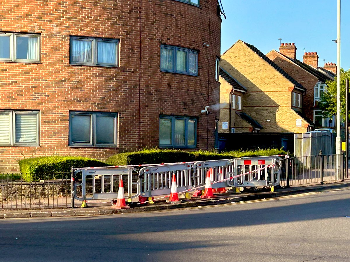 Good morning from a Bounds Green Busybody, denim jacket over my pyjamas at the main junction at 7 AM, because there’s been a huge crash here overnight. 

The Facebook group last showed a car still here, stuck on the railings. There will be hundreds and hundreds of kids … 1/8