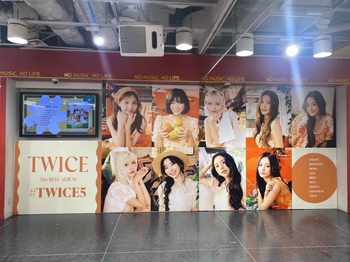 タワ渋kpop】 #TWICE 5th BEST ALBUM『#TWICE5』 🍊本日発売日🍊 1F/5F