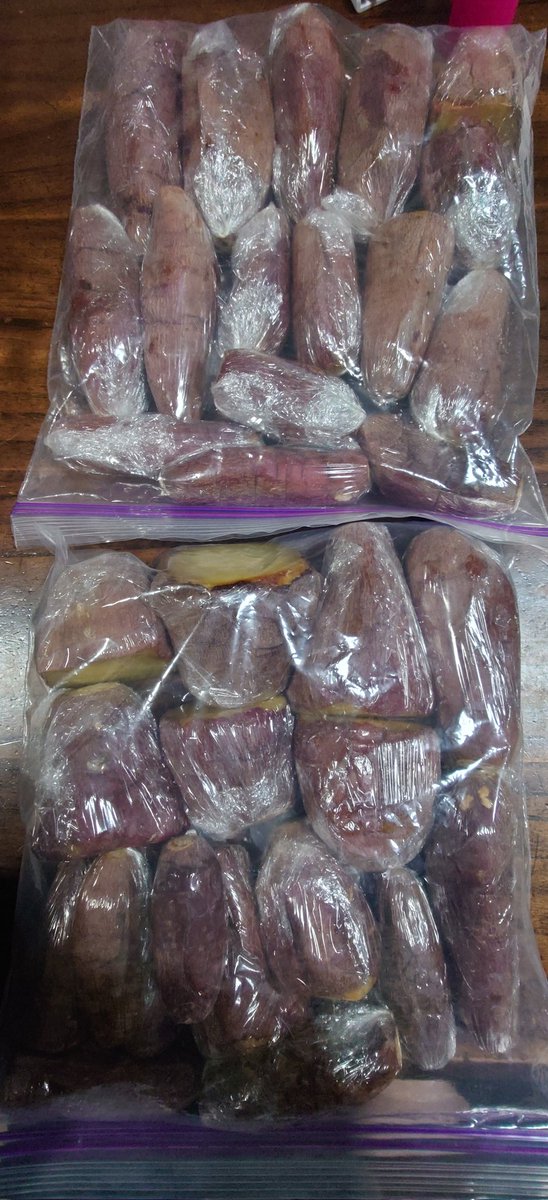 月曜日の昼に頼んで火曜日の夜にはすぐ届きました🎁
今回は比較的小さい🍠が多く、お昼やおやつに食べる用に購入したのでちょうどのサイズばかりで嬉しかったです
プラス大きいものも断面のように中まで蜜🍯たっぷりで端までふにゃふにゃ蜜だらけでした😍
特大ジッパー2袋冷凍行きです🩵
<a href="/satsumaimo77/">さわやかのサツマイモ🍠</a>