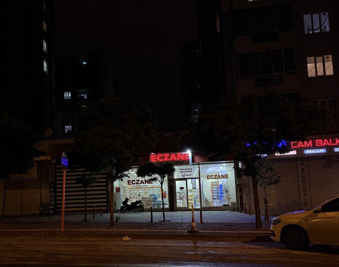 İnsan sağlığı için; kamuda, ilaç fabrikalarında, ecza depolarında, hastanelerde ve serbest eczanelerde durmaksızın ilaç ve eczacılık hizmeti veren tüm eczacı meslektaşlarımın 
14 Mayıs Eczacılık Günü Kutlu Olsun.