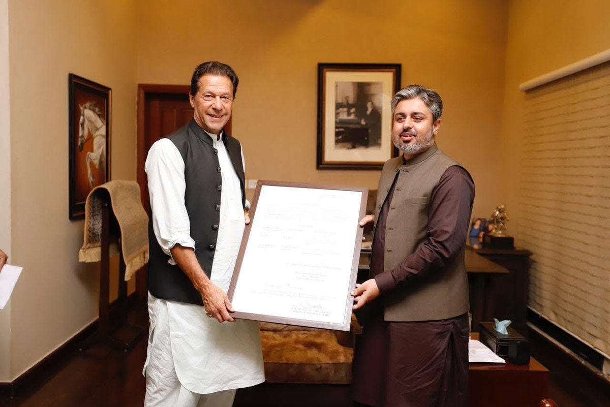 اناالعزۃ للہ جمیعا

الحمدللہ 
معزز عدالت میں ۹ مئ کا من گھڑت اور جھوٹ پر مبنی مقدمہ اپنے منطقی انجام کو پہنچا!
مقدمہ سے باعزت بری ھونے پر اللہ کا شکر ادا کرتا ھوں!