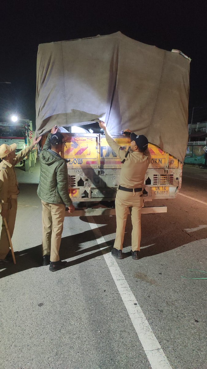 पौड़ी पुलिस के #सघन_चेकिंग अभियान के #परिणामस्वरूप शराब पीकर वाहन चलाने वाले चालकों पर #लगातार कसा जा रहा #शिकंजा।

नशे में #वाहन_चलाते हुए पाये जाने वाले 16 #चालकों को #गिरफ्तार कर वाहनों को किया गया #सीज,चालकों के #डीएल किये गये #निरस्त।