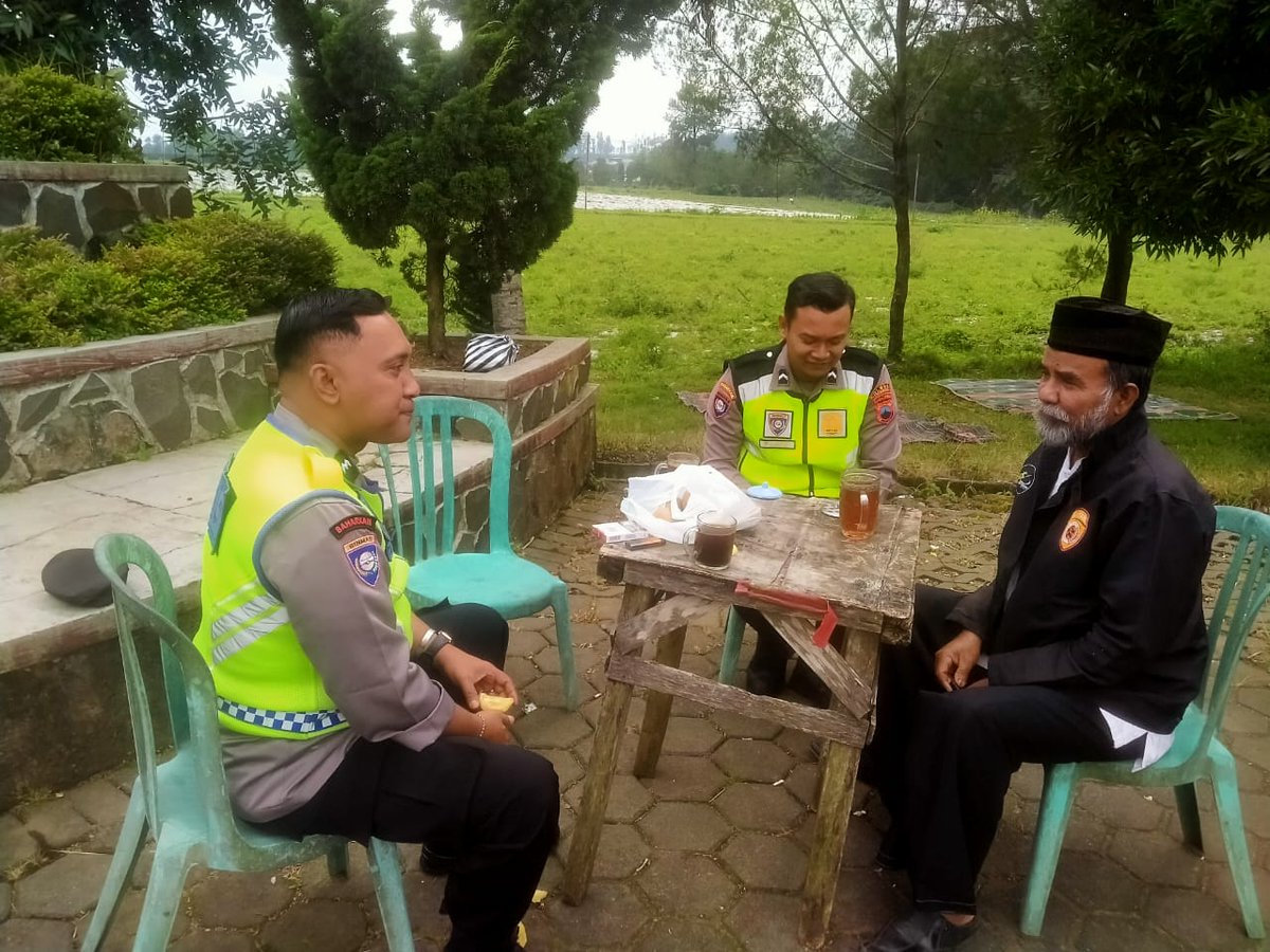 HumasPolresTMG's tweet photo. Cegah Pungutan Liar dan Aksi Premanisme di Kawasan Wisata, Satgas Binmas Polres Temanggung Sambangi Rest Area Kledung https://t.co/DqOks5xOrE