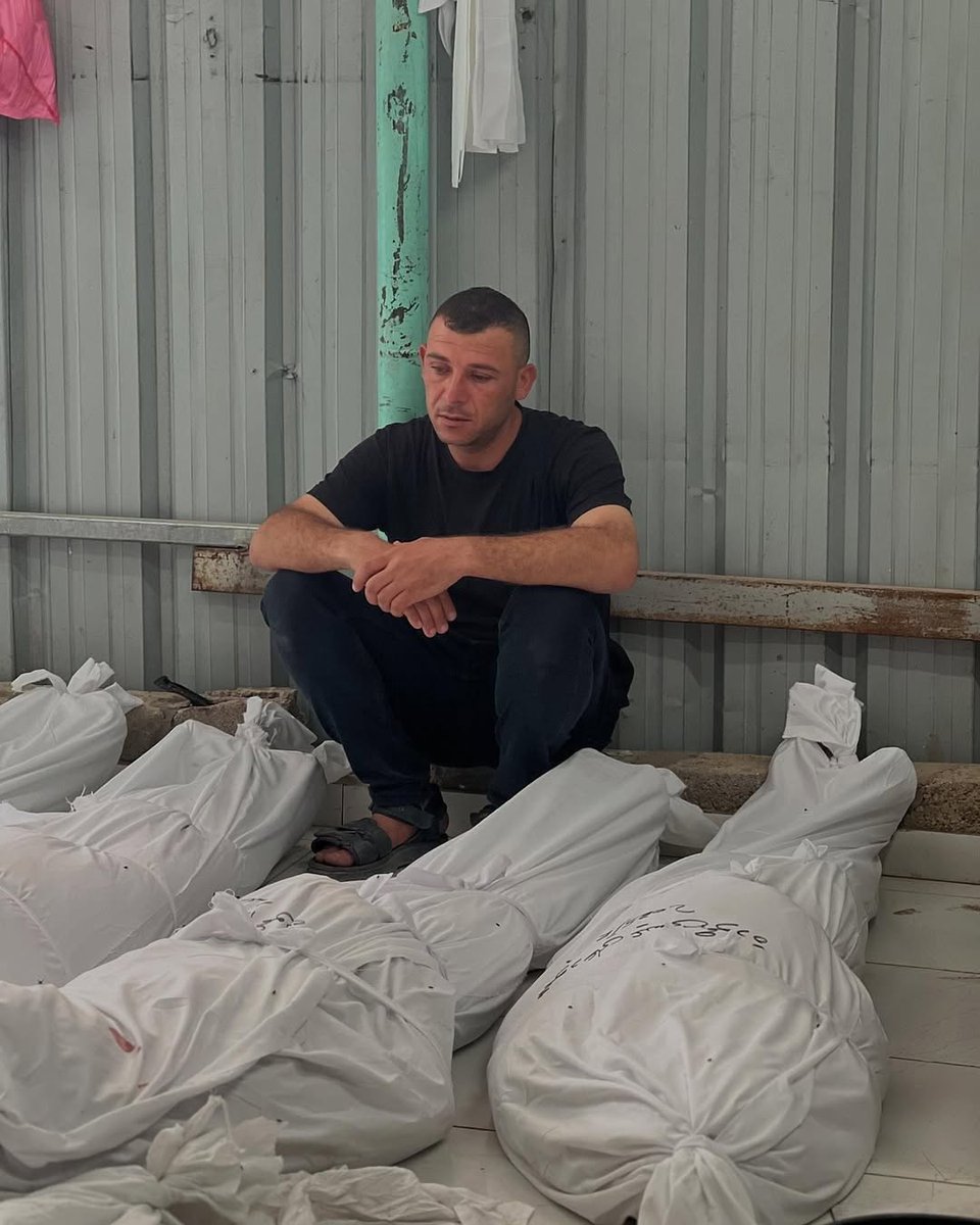 Elleri bağlı karnı aç dili suskun kalbi yorgun.
Kötü olan bu görüntülere bizi alıştırdılar artık tepki de veremiyoruz