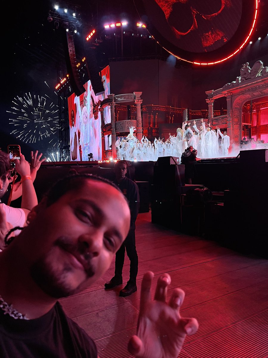 explicitvenus's tweet image. tipo assim??? eu tenho uma foto com a Gaga