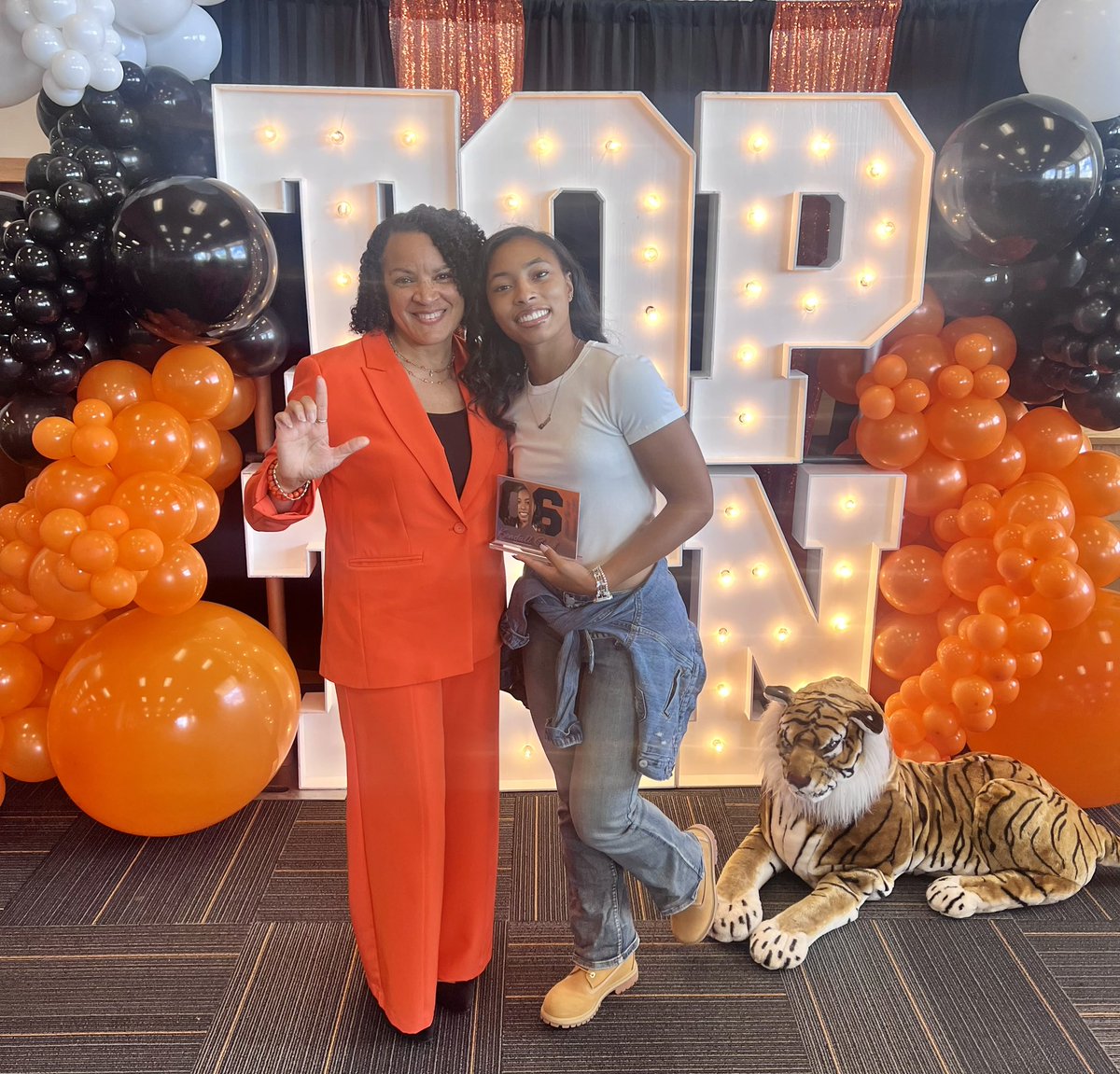 I’m extremely proud of this 2025 class <a href="/LancasterISD/">Lancaster ISD</a>.  It really gets good when one of your 5th grade scholars from your first year as principal makes #7 of the top 10.  Then #6 declares she’s going to your Alma mater 
🗣️SSSSSU🩵💛

#LancasterISDTop10🧡🖤
#ILoveWhatIDo