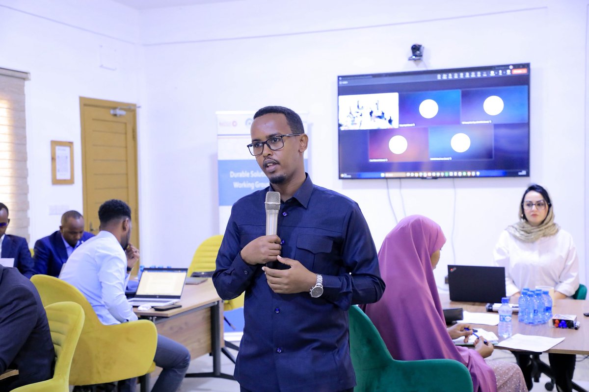 1/2 DG Ms. Zahra Abdi, chaired the Durable Solutions Technical Working Group meeting in Mogadishu. The meeting was attended by government, UN, NGOs, private sector &amp; civil society. Key issues discussions included:👇🏽

#DurableSolutions 
#RuralDevelopment 
#Somalia