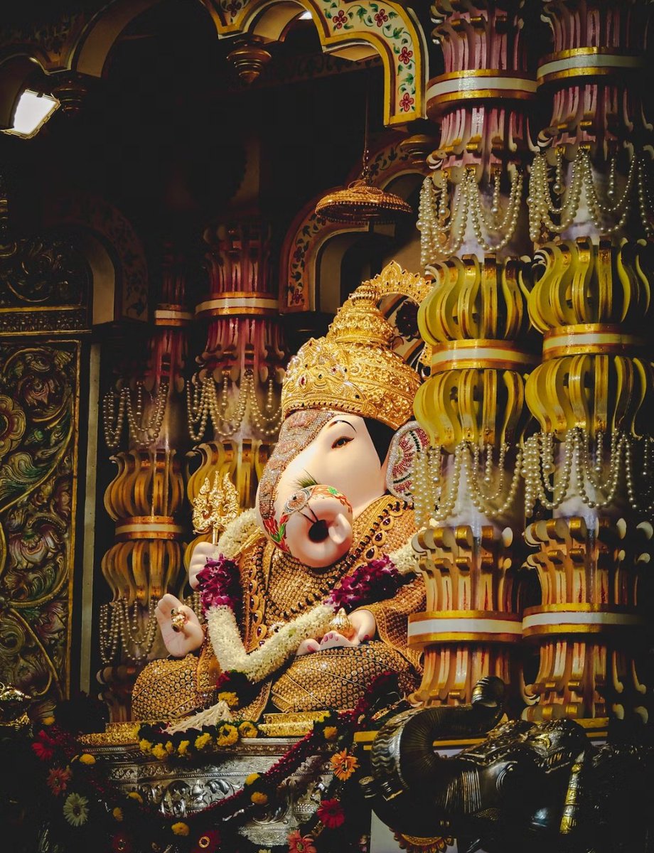 ॐ गणेशाय नमः 🌸 🙏 

वक्रतुण्ड महाकाय, सूर्यकोटि समप्रभ।
निर्विघ्नं कुरु मे देव, सर्वकार्येषु सर्वदा॥

गणपति देवा हर विघ्न का नाश करें 
सिद्धि बुद्धि संग में और हर दिन को प्रकाशमय करे...।।