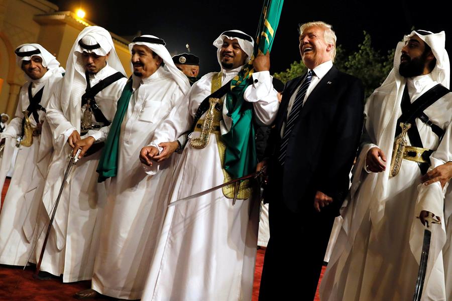 #المملكة_العربية_السعودية #الولايات_المتحدة_الأمريكية 
نظرا لمحبة ترامب لحكامنا حفظهم
الله والشعب السعودي العظيم...
تذكرت هذه الأبيات ...👇
الله نشد ياحمود عن معرفة يوم
وحنا ثمان سنين ياحمود جيران

""ياحمود يظهر لك صديقٍ من القوم
ويظهر من الربع الموالين عدوان""