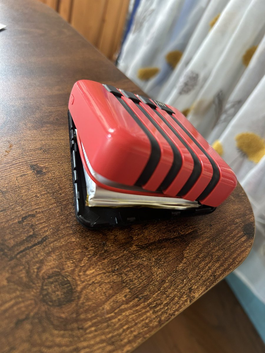 使わないまま押し入れに入れてあったモバイルバッテリーが膨らんでいる‼️
怖い！

これはどうしたら💦
家事にならなくてよかった💦