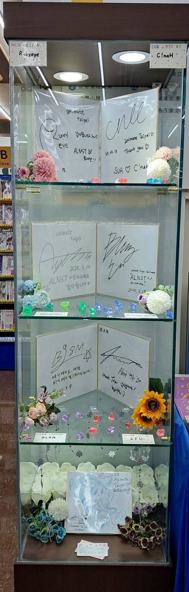 animate_taiwan1's tweet image. 🆙【店鋪情報】
演唱 #ALIENSTAGE 許多扣人心弦的曲目🎵
#主唱成員們的簽名 正在animate台北店內展示中！✨
　　
🎙️Rubyeye (MIZI)
🎙️C!naH (SUA)
🎙️AKUGETSU・악월 (TILL)
🎙️BYEONG HOON・병훈 (IVAN)
🎙️BL8M (LUKA)
🎙️6FU; (HYUNA)
 　　
目前店內也在販售相關商品喔💖

#ALNST #에이스