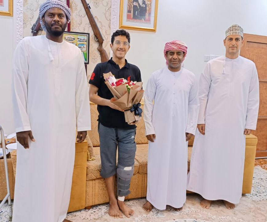 زيارة لاعب فريق #الشباب محمود بن حمد العلوي في منزله،
للإطمئنان على صحته بعد العملية التي أجريت له في الركبة
قام بالزيارة الجهاز الفني للفريق الأول

تمنياتنا له بالشفاء العاجل و سرعة التعافي من الإصابة