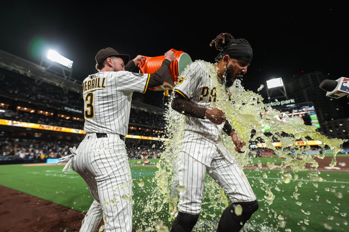 Padres's tweet photo. EVERYBODY LOVES EL NIÑO https://t.co/yXd5YmtVo5