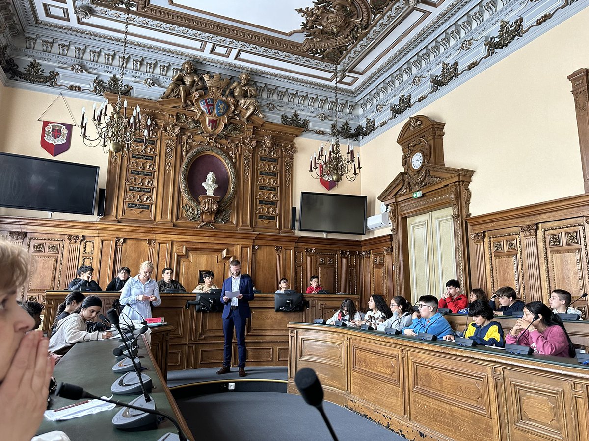 colemodestopal's tweet photo. Recepción en el Ayuntamiento de Clermont Ferrand. Nos salpican el funcionamiento del organismo, eventos y personas importantes de la ciudad y, les obsequiamos una medalla del @PalenciaAyto. #erasmus #proyectoerasmus #acreditacion #KA121 https://t.co/FHoWVJVkSo