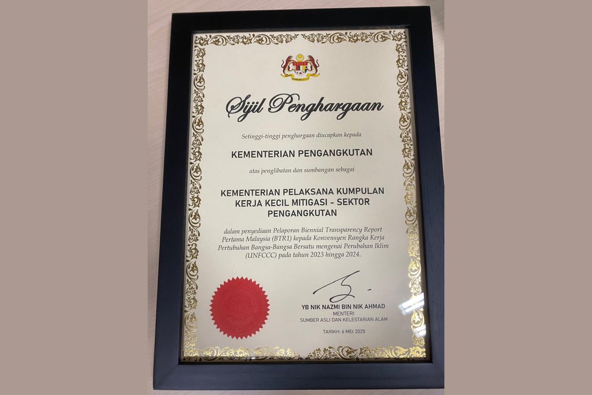 Tuan Mohamad Syakir bin Abu Bakar, Timbalan Setiausaha Bahagian Perancangan Strategik dan Antarabangsa mewakili MOT telah menerima sijil penghargaan di bawah Seksyen II:  Mitigasi SWG Sektor Pengangkutan daripada YB Menteri NRES  dalam penyediaan BTR1.