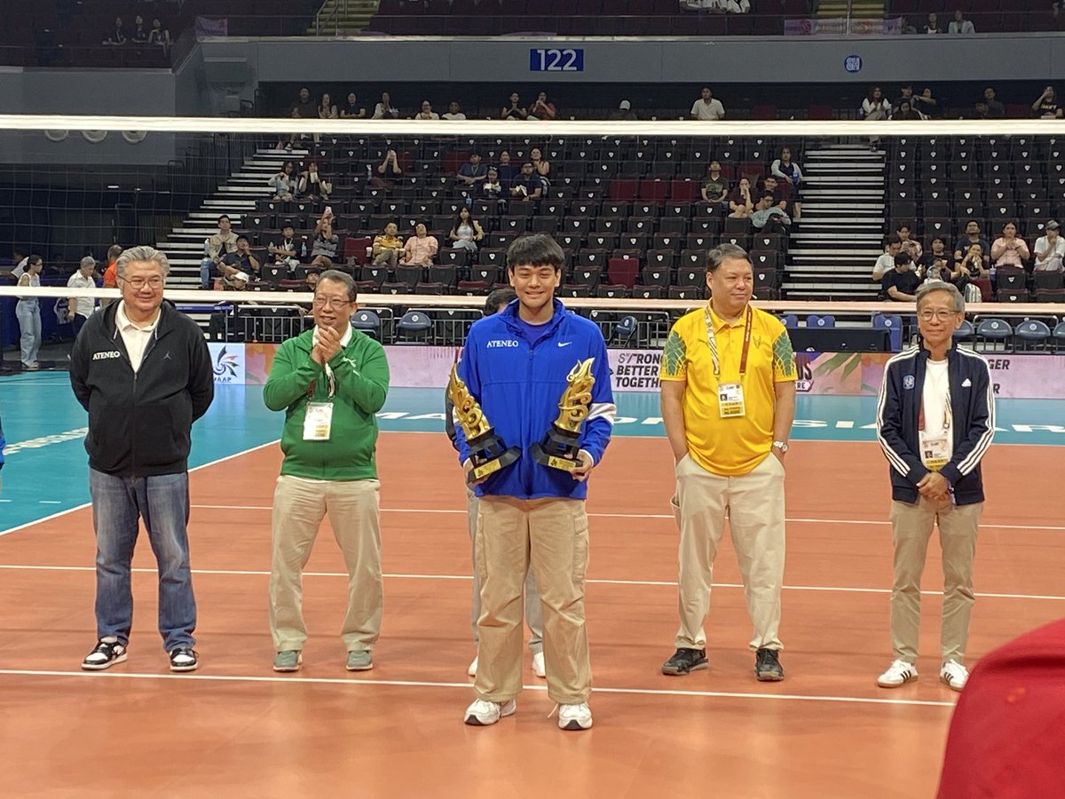 jatoralba97's tweet photo. #UAAPSeason87 men's volleyball:

ONE MORE YEAR FOR MVP KEN! 🏆

Season's Most Valuable Player Ken Batas shares his decision to stay for the Ateneo Blue Eagles next season 🦅💙 https://t.co/GhV6gge3YY