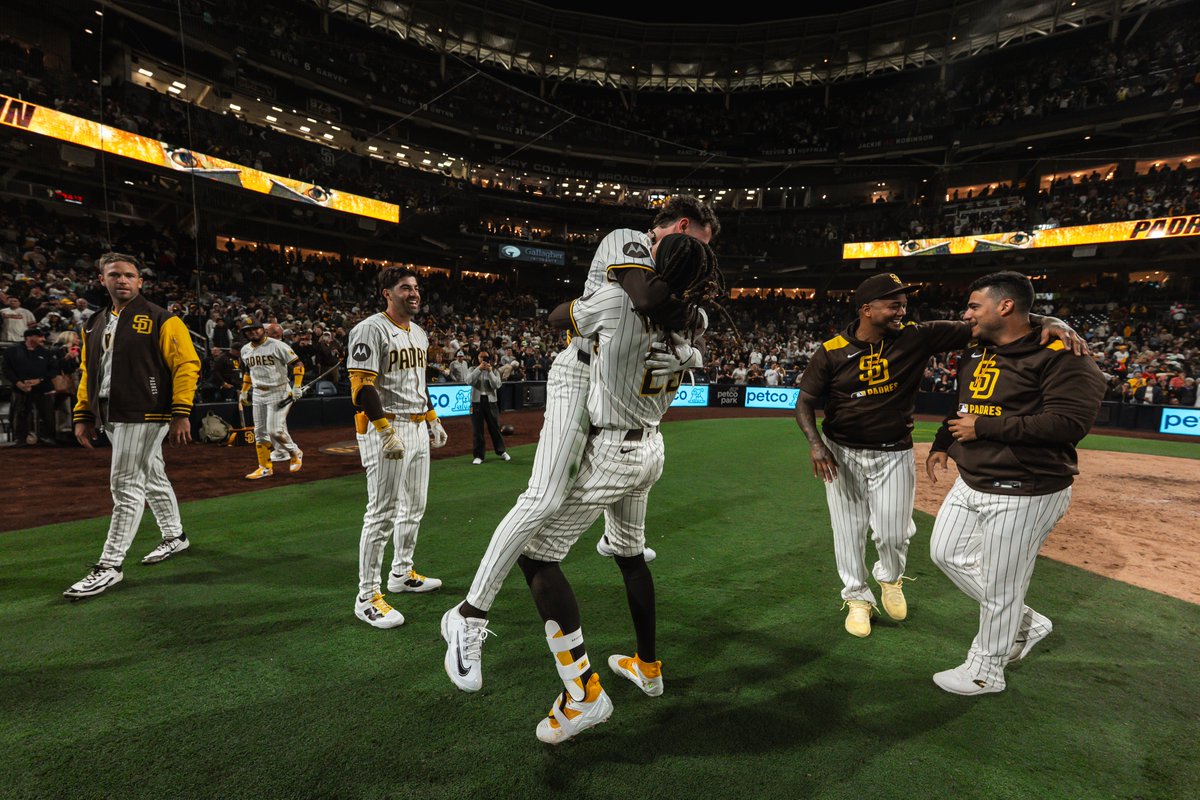 Padres's tweet photo. EVERYBODY LOVES EL NIÑO https://t.co/yXd5YmtVo5