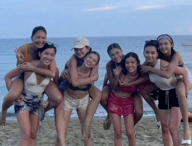 andrada_mae's tweet image. Safe skies, stay healthy &amp;amp; enjoy the world tour girls! 🩵💚💛🧡🩷❤️💙💜

BINI GOING GLOBAL

#WaloHanggangWorldTour
#BloomsSendOffBINI #BINI