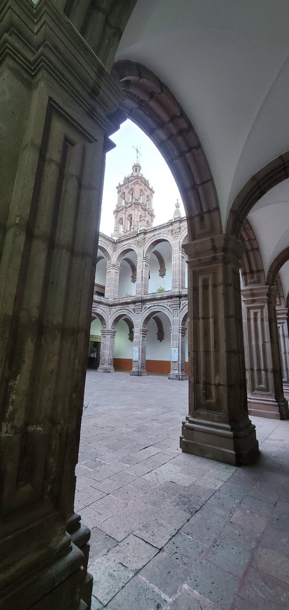 psicCesar16's tweet photo. Humilde claustro franciscano celayense. https://t.co/rINcJwmkoV