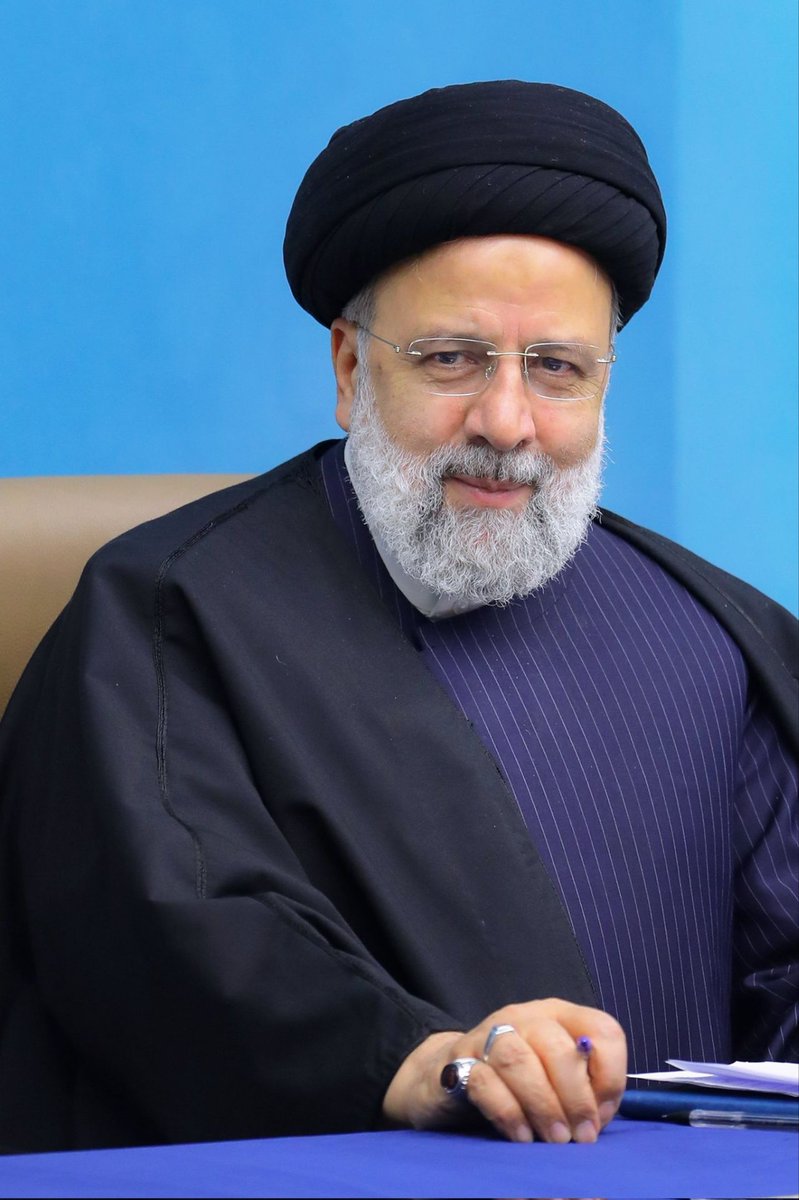 جمعه‌هایش با روزهای کاری تفاوتی نداشت؛
در شلوغی خدمت، نه تعطیلی می‌شناخت، نه استراحت و نه آرامش💔
دلش با مردم بود، نه با تقویم📅.
#خادم_حرم_ایران 
#سید_الخادمین