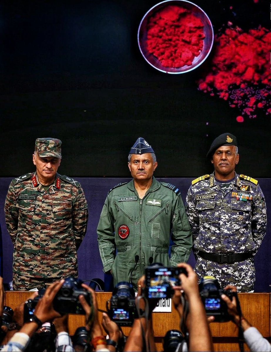 Nidarshana2207's tweet image. This week’s most powerful image — a symbol of strength, unity, and unshakable confidence. The resolute faces of India’s armed forces say it all: Victory is not claimed, it is commanded.
#IndianArmy #PakistanIndianWar #IndiaPakistanWar #VictoryDay #Pahalgam