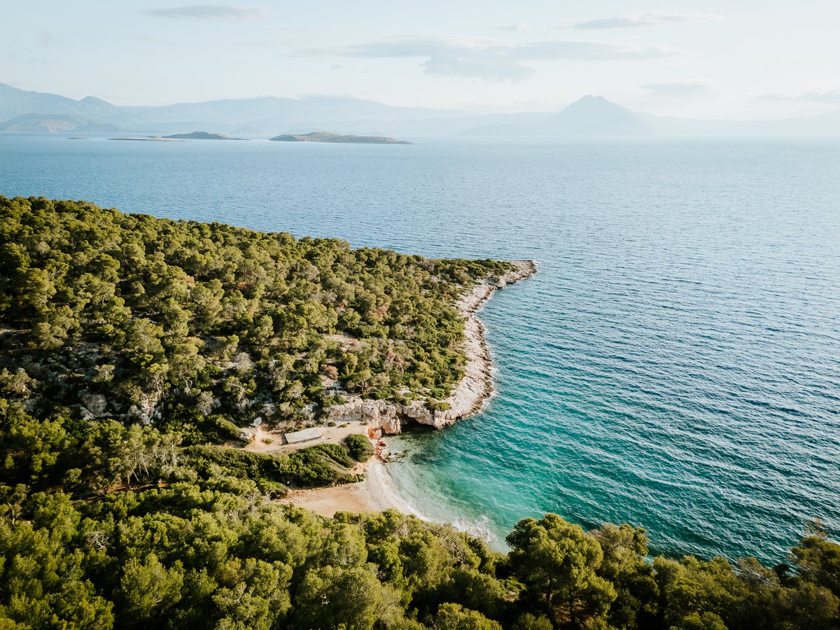Ar pēdējo nakšņošanu* kārtējā privātajā pludmalītē, atvadāmies no Grieķijas, vedam noparkot močus Atēnās, lai turpinātu šo (Liel)budžeta piedzīvojumu rudenī ar skatu uz austrumiem. 

*Šajā tripā attiecība starp viesnīcošanu un palikšanu dabiņā - 1:7