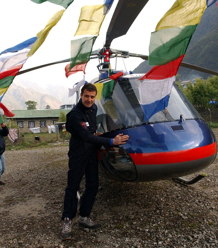 "The mountain will show you her mighty forces"
14 May 2005: #helicopter pilot Didier Delsalle gained an FAI record for highest take-off from #Everest (8848m).
Story: buff.ly/L6ieMbN 
Interview: buff.ly/aP1C62G 
#airsports @airbus @aeroclubfrance
📷 @airbus P.Penna