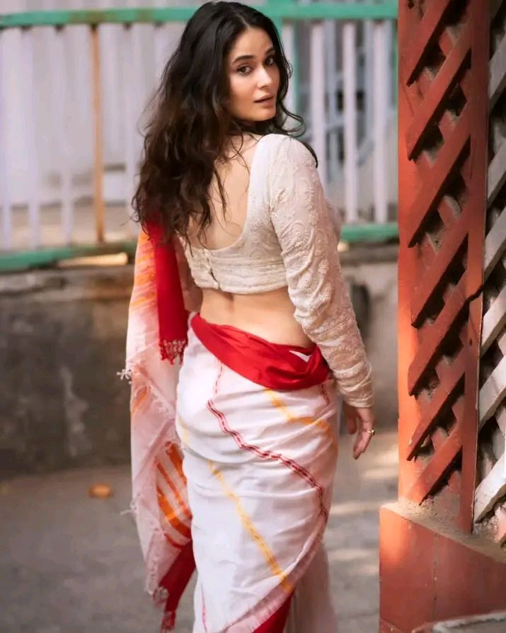 आदमी का चरित्र उसे खूबसूरत बनाता है। 
और औरत तो खूबसूरत होती ही हैं ही
🔥🥰