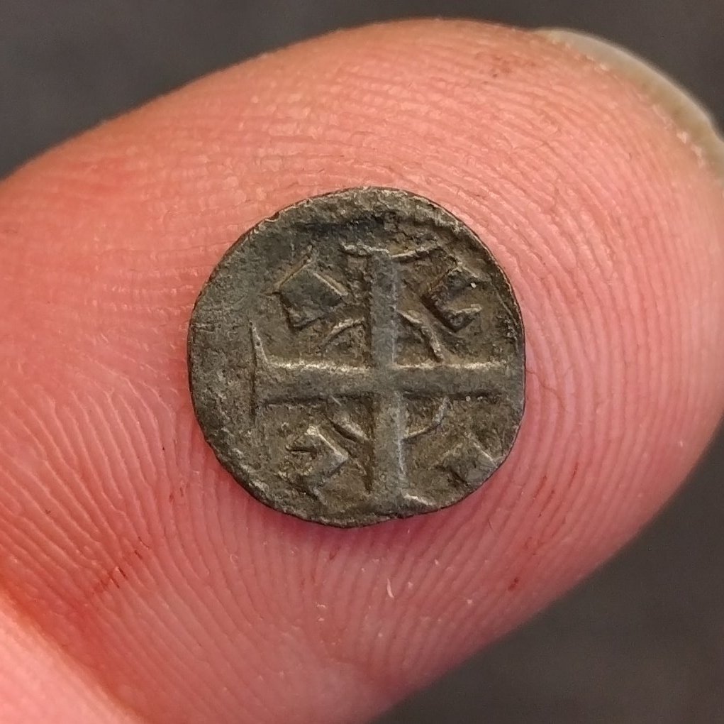 May 2017 was a bit bonkers, 44 hammered off one field. From 9 visits.
Dating from 1194-1649

One of the highlights was this lovely little coin from Flanders, found this day, the 14th May

An anonymous issue petit denier dating c. 1253-1300. Mint of Lille

finds.org.uk/database/artef…