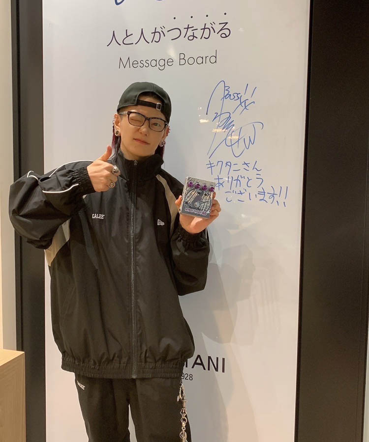 kikutani_music's tweet photo. ヴィジュアル系ロックバンド「D」のベーシスト Tsunehitoさん(@D_Tsunehito )にご来社いただきました。
日頃よりTECH21を使用していただいており、今回は新たにライブ用機材として「STREET DRIVER48」を導入していただきます。
早速今週末名古屋でのライブでお披露目予定🔥
#TECH21 #FB48 #SANSAMP #tsunehito #D #ベース #ベーシスト #bass #V系 #ヴィジュアル系