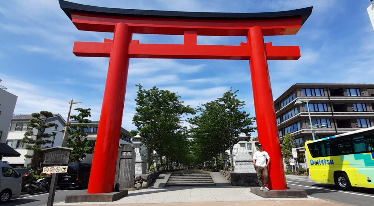 Ülkümüz göklerde dalgalanan sancak, Şinto'nun önünde eğiliriz ancak ⛩️