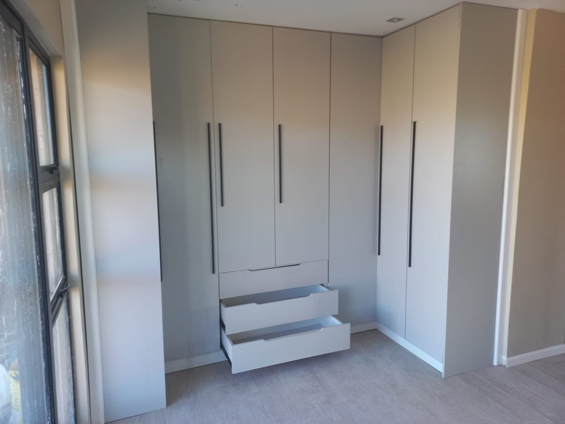 SeberekaneQ's tweet image. Le li Otropo tseo hleng matebele ke kopa mosebetsi.  (wardrobe)    #LStwitter