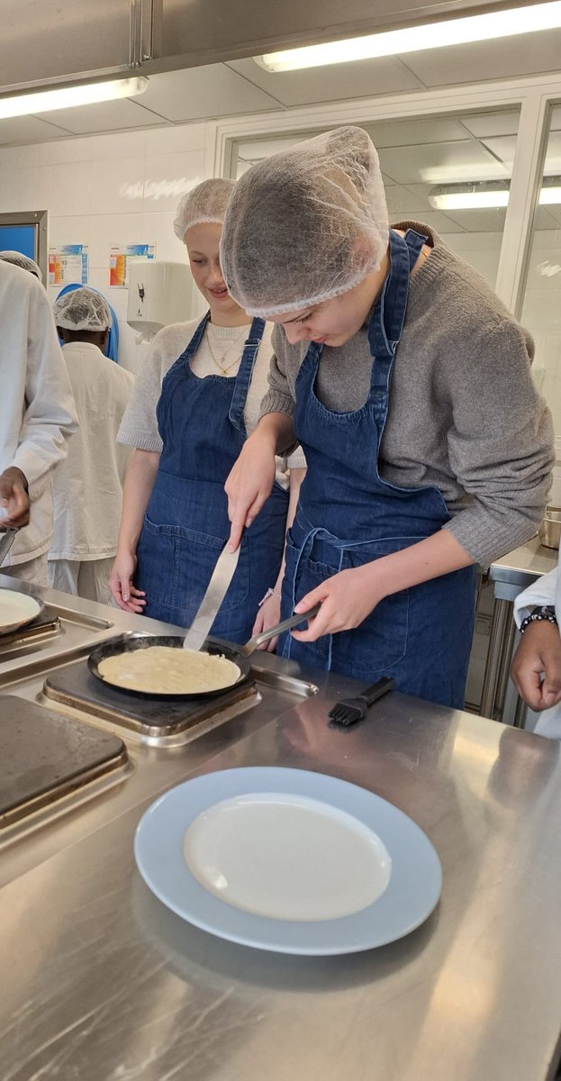 ✅ Découverte du poulailler du collège avec Veni Verdi 🐓 
✅ Quiz au sein du collège 
✅ Atelier crêpes avec les élèves de #SEGPA 
✅ Cours d’anglais avec les élèves 
👌Une belle 1re journée pour notre délégation colonnaise <a href="/EUErasmusPlus/">Erasmus+</a> <a href="/Academie_Paris/">Académie de Paris</a> <a href="/ErasmusplusFR/">Agence Erasmus+ France / Education Formation</a> <a href="/PMF20e/">Collège Pierre Mendes France - Paris 20e</a>