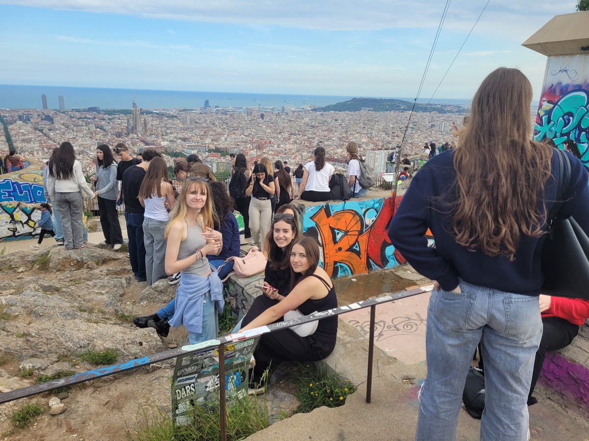 Comencem l'intercanvi que fem a la matèria de francès. Aquests alumnes venen de Valence (Francia) i estaran amb nosaltres al Broggi durant una setmana. Ahir a la tarda vam fer una visita al Turó de la Rovira.