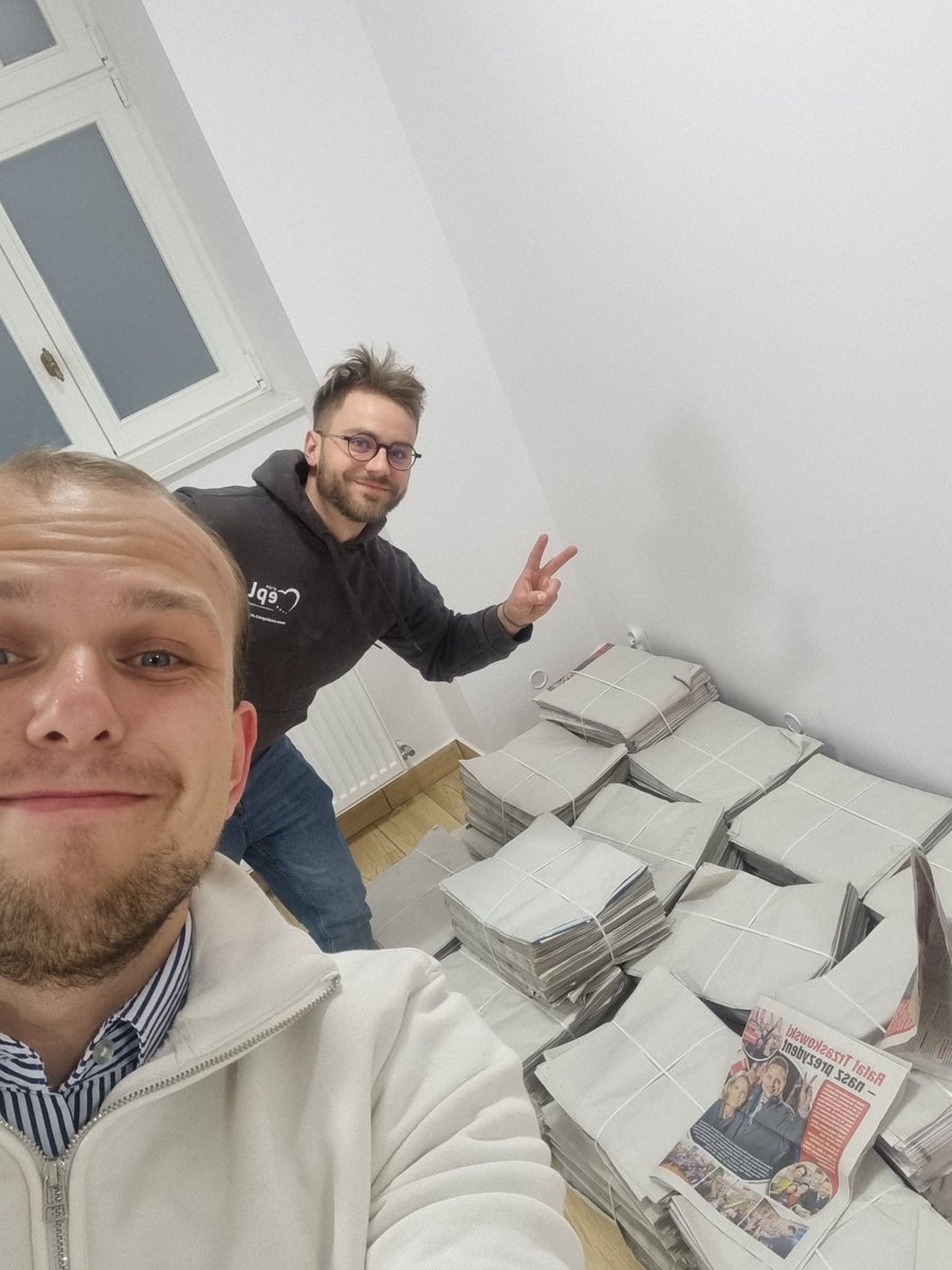 Tuż przed północą dotarły gazetki. Więc dzis od rana w Wielkopolsce Trzaskamy gazetki 👍💪

#Trzaskowski2025 
#WygraCałaPolska 
#CałaWielkopolskaNaprzód