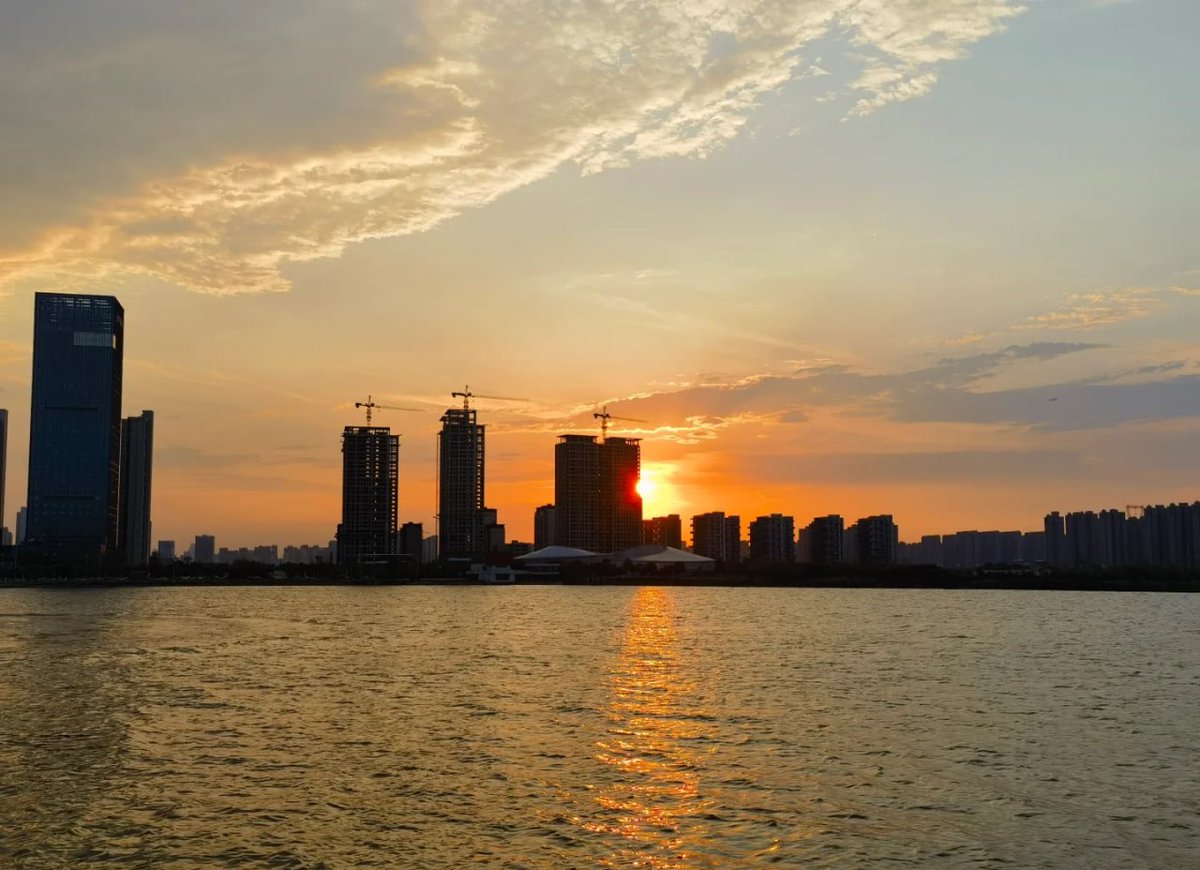 朝日が静かに街を照らし、今日がまた美しく始まる。✨