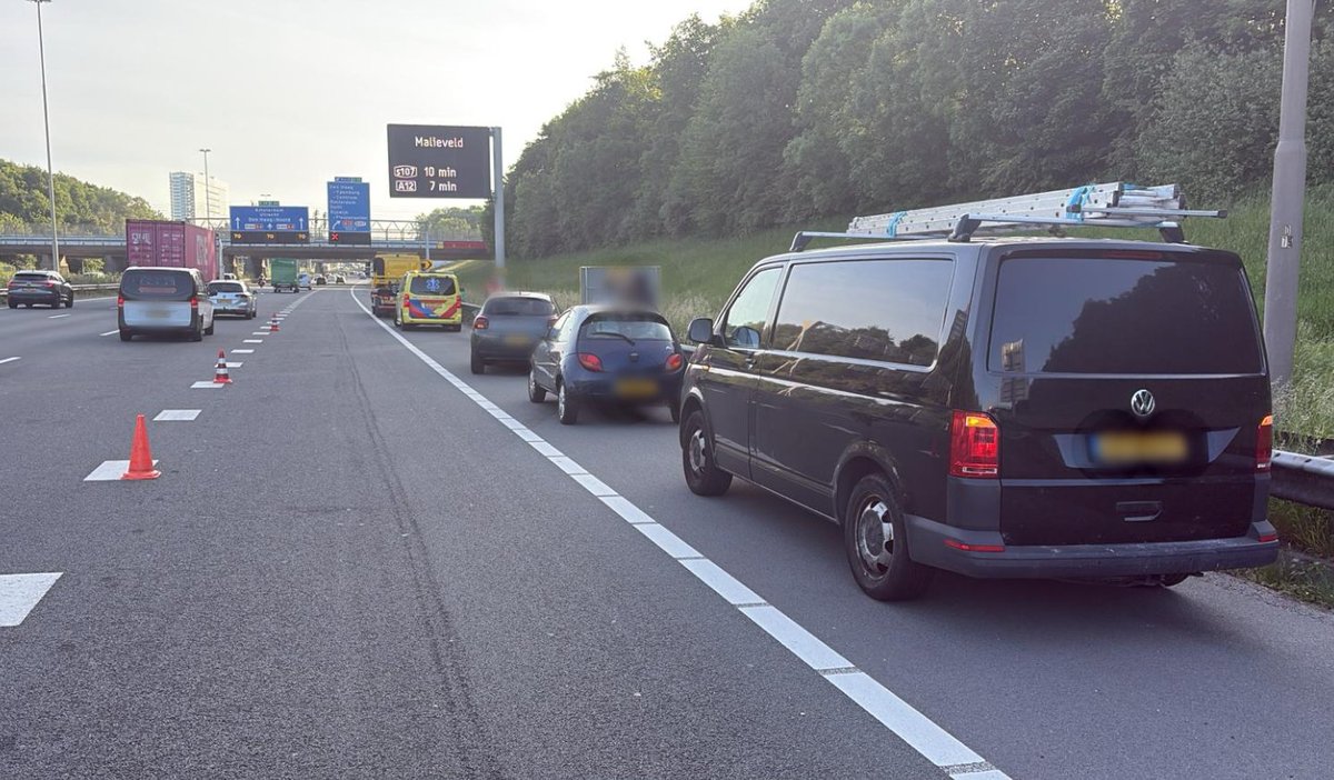 Bij Rijswijk (#A4) zijn drie voertuigen betrokken bij een ongeval. Meerdere hulpdiensten, waaronder de ambulance, zijn aanwezig. Naar Den Haag is de extra reistijd 30 minuten. Rond 08:30 uur zijn we klaar. Ga je op pad? Wees voorbereid en check RWSverkeersinfo.nl