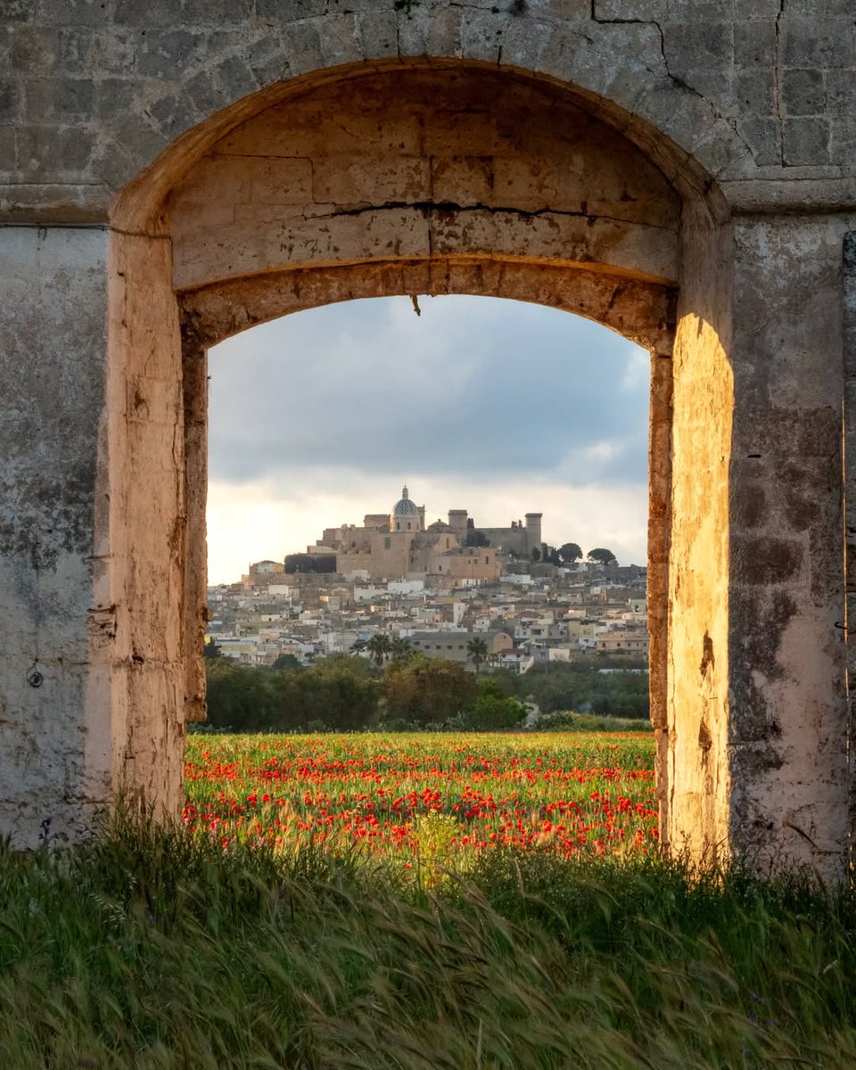 BELLO DA INCORNICIARE QUESTO SCORCIO DI ORIA.BRINDISI.