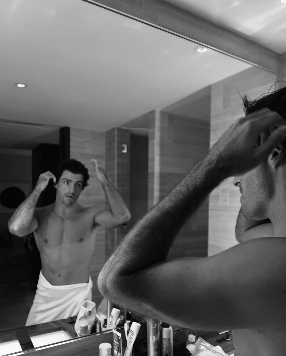 verssainz's tweet photo. just something about carlos sainz posting a grwm (slutty version) in black and white https://t.co/vesSLKoljy