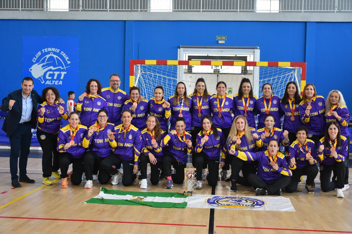 🥉 de España!!

Nuestro equipo almeriense femenino de veteranas quedó 3° de España en el pasado campeonato de España celebrado en Altea durante los días 9, 10 y 11 de mayo.

Enhorabuena Towandas por esa medalla! 👏🏽🙌🏽